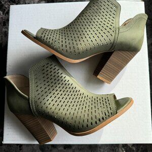 Restricted green peep-toe heels.